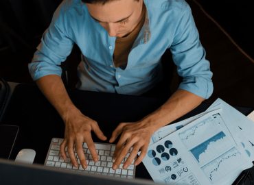 pessoa digitando o que é classificação fiscal